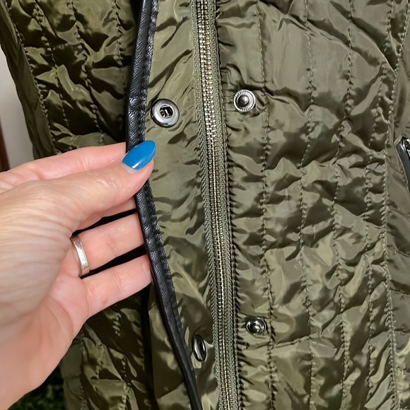 Banana Republic women’s olive soft puffy vest zipped snaps faux leather trim S - Picture 4 of 11